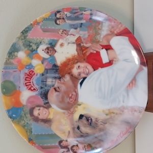 Collectible Annie and Daddy Warbucks Numbered Plate  circa 1986 (267).